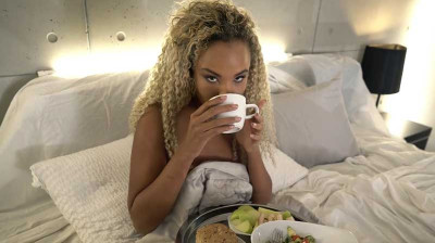 Desayuno y sexo POV para la sexy novia Romy Indy